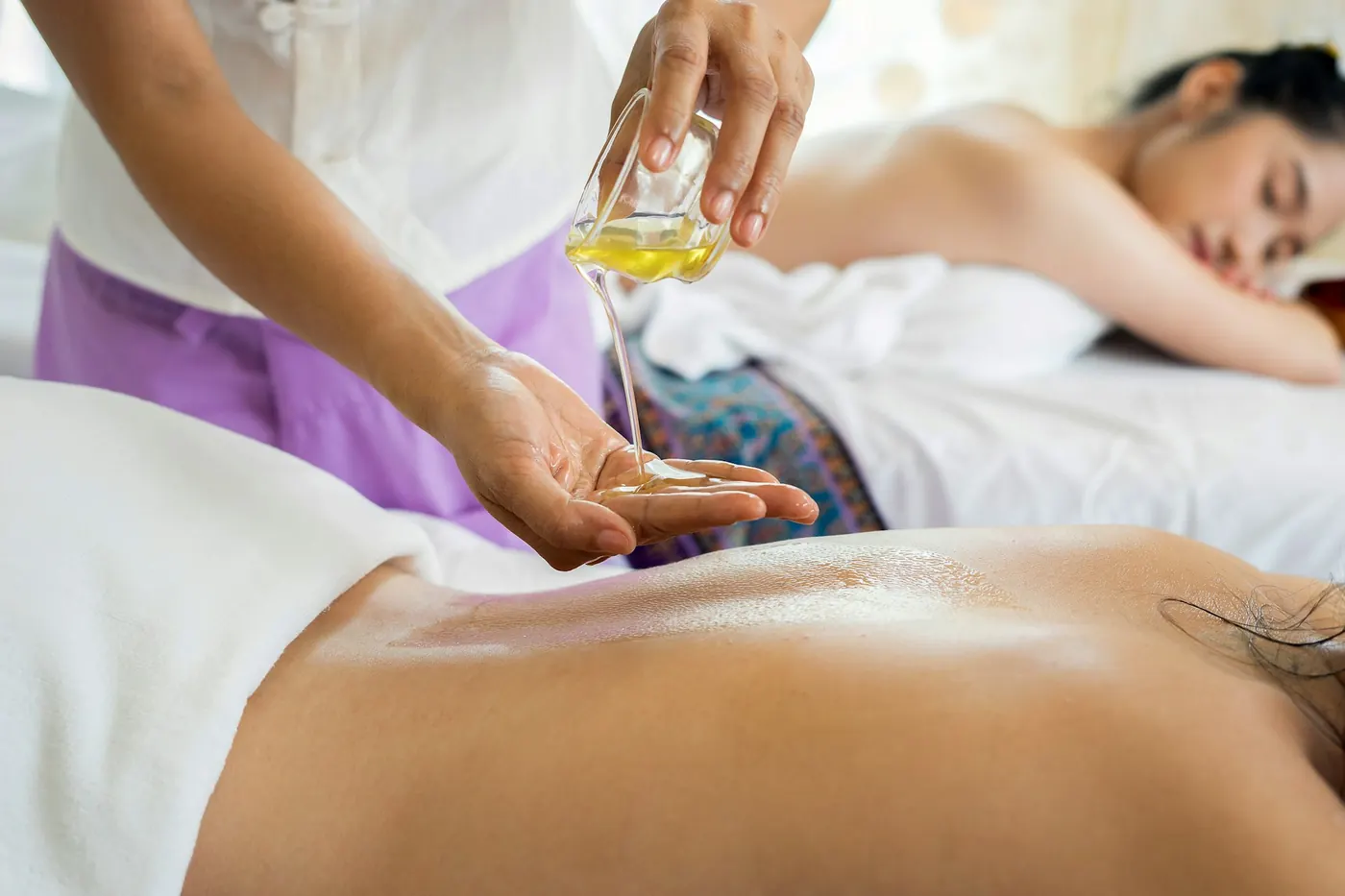 Pasangan menikmati pijat spa bersama yang menenangkan