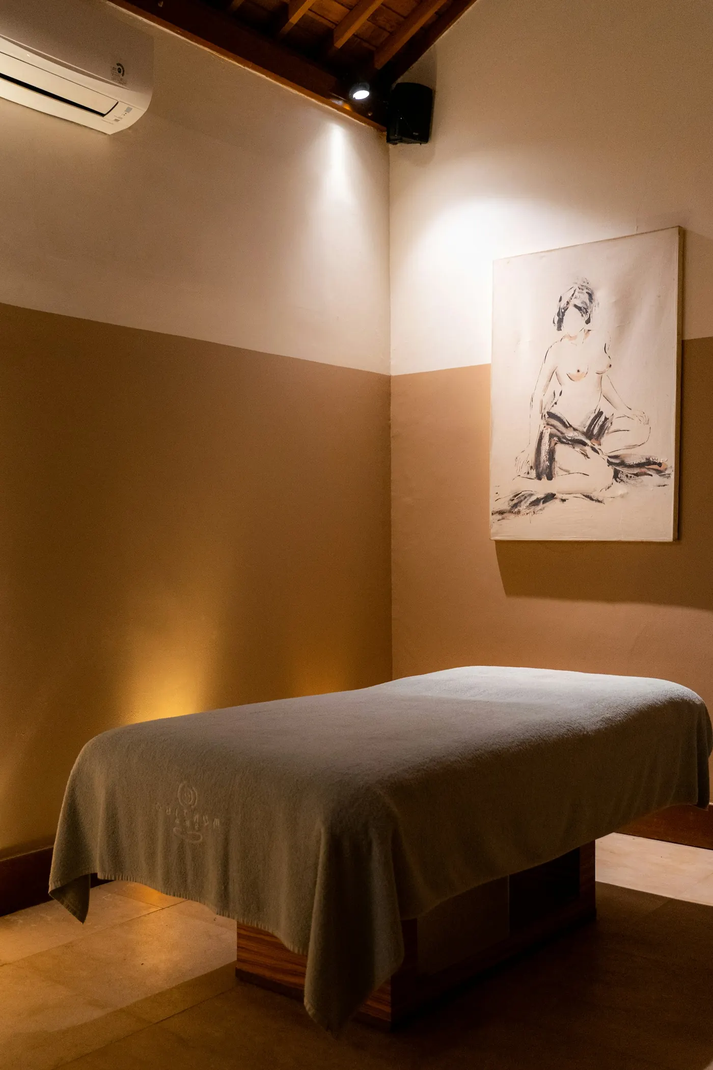 Suasana spa Bali dengan terapis melakukan pijat menggunakan minyak esensial.
